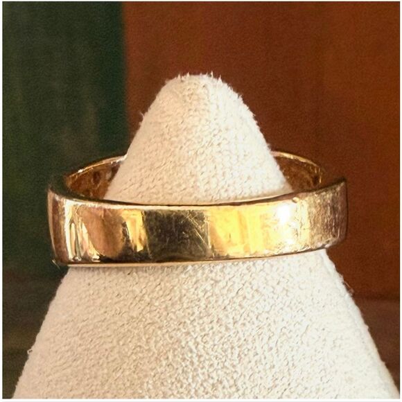 Statement Ring with pink Channel-Set Stones - Picture 6 of 11